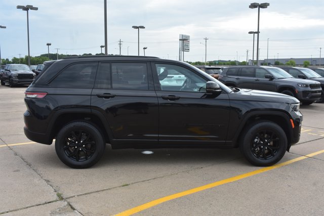 Used 2024 Jeep Grand Cherokee Altitude RWD image 4