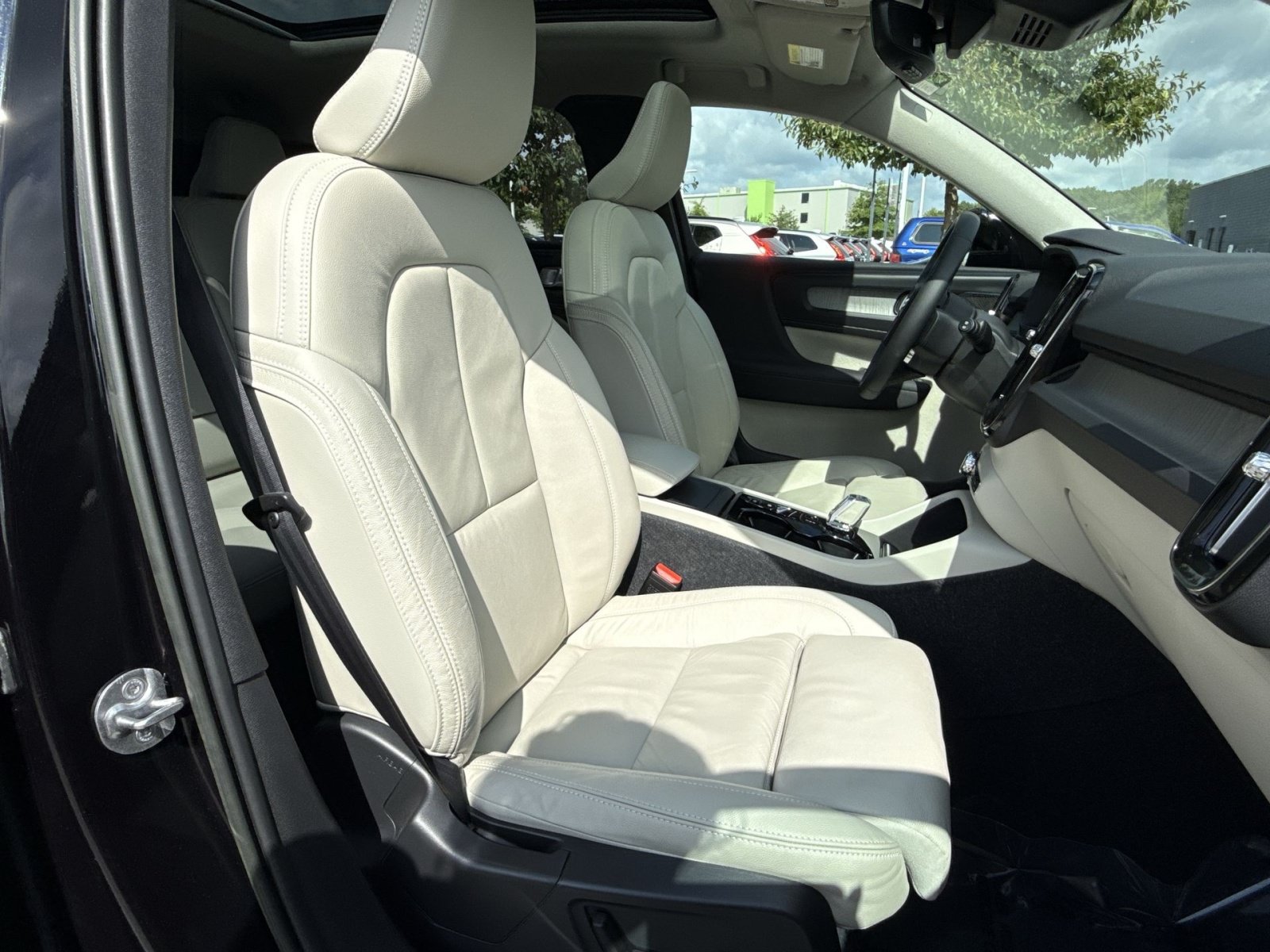 Certified 2023 Volvo XC40 B5 Ultimate w/ Climate Package AWD/4WD image 27