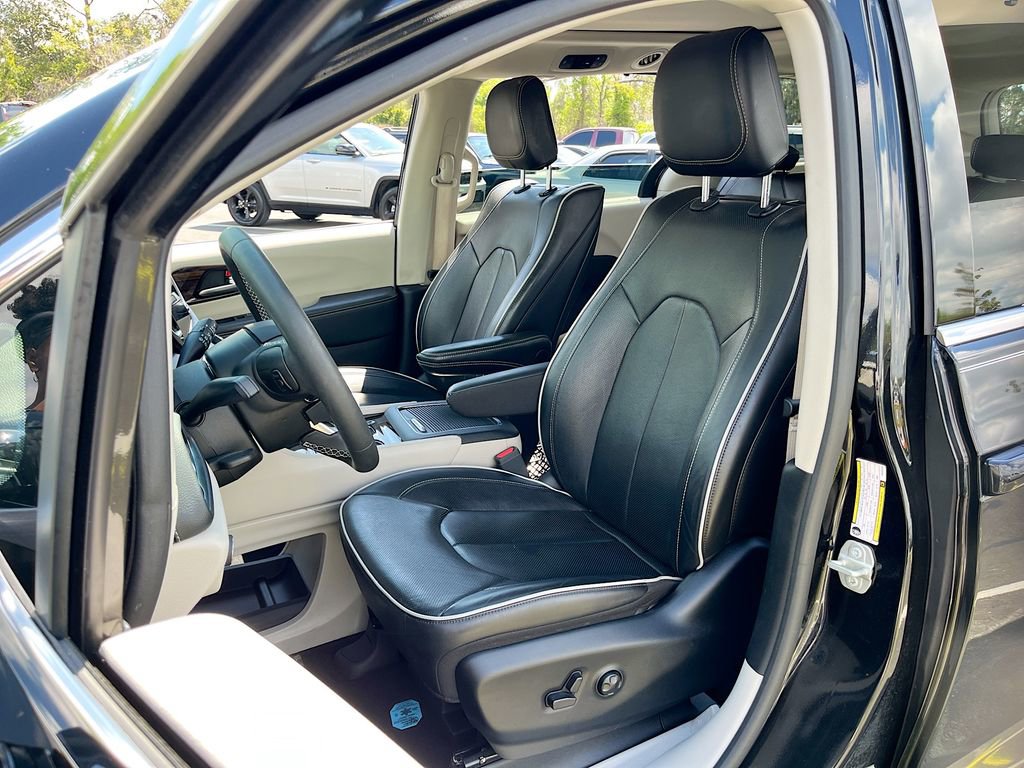 Used 2023 Chrysler Pacifica Limited w/ Uconnect Theater Family Group image 22