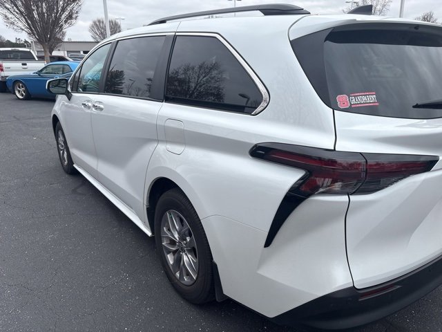 Used 2024 Toyota Sienna XLE image 6