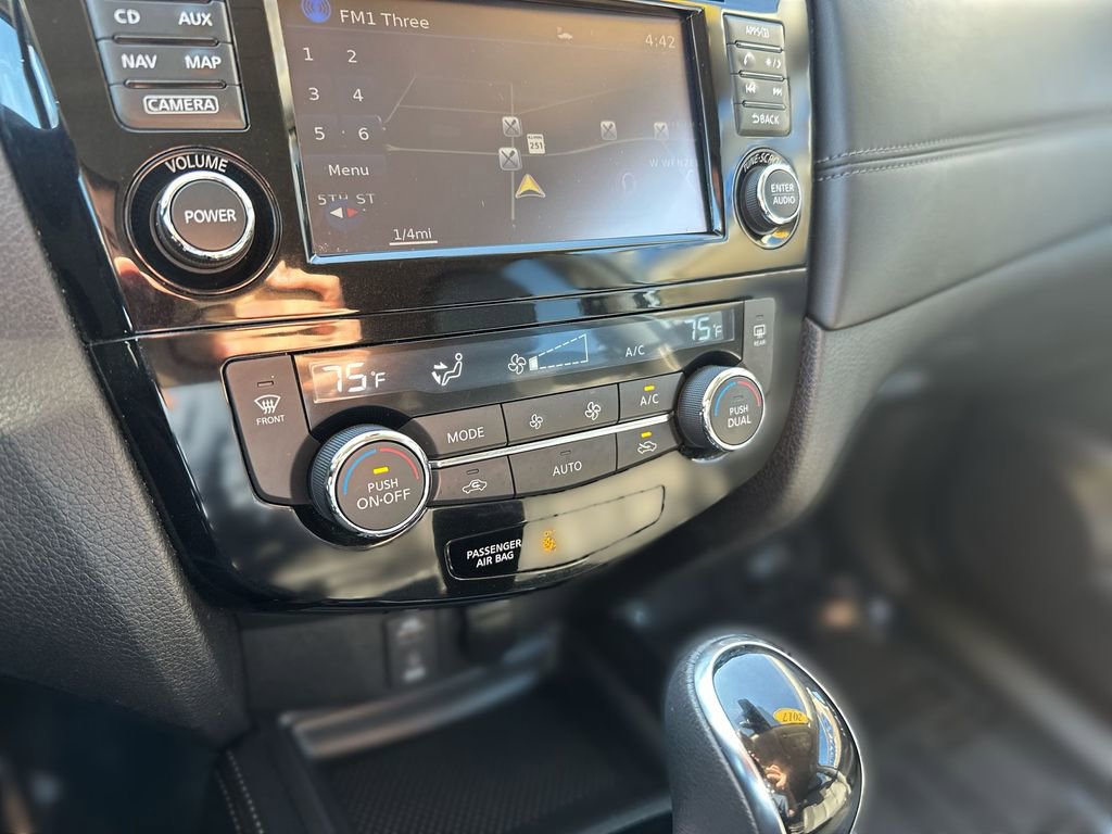 Used 2017 Nissan Rogue SL image 16