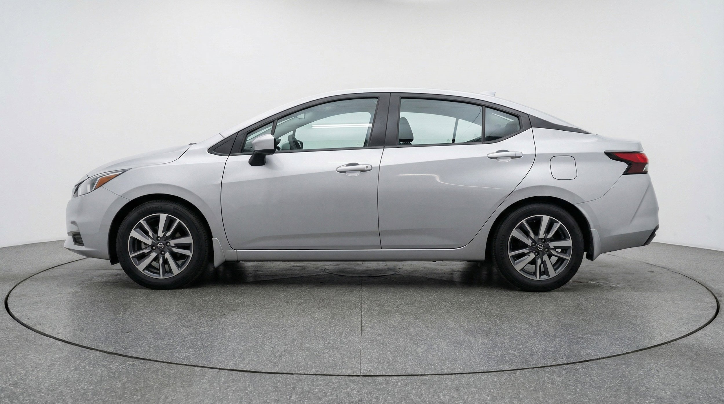 Used 2025 Nissan Versa SV FWD image 4