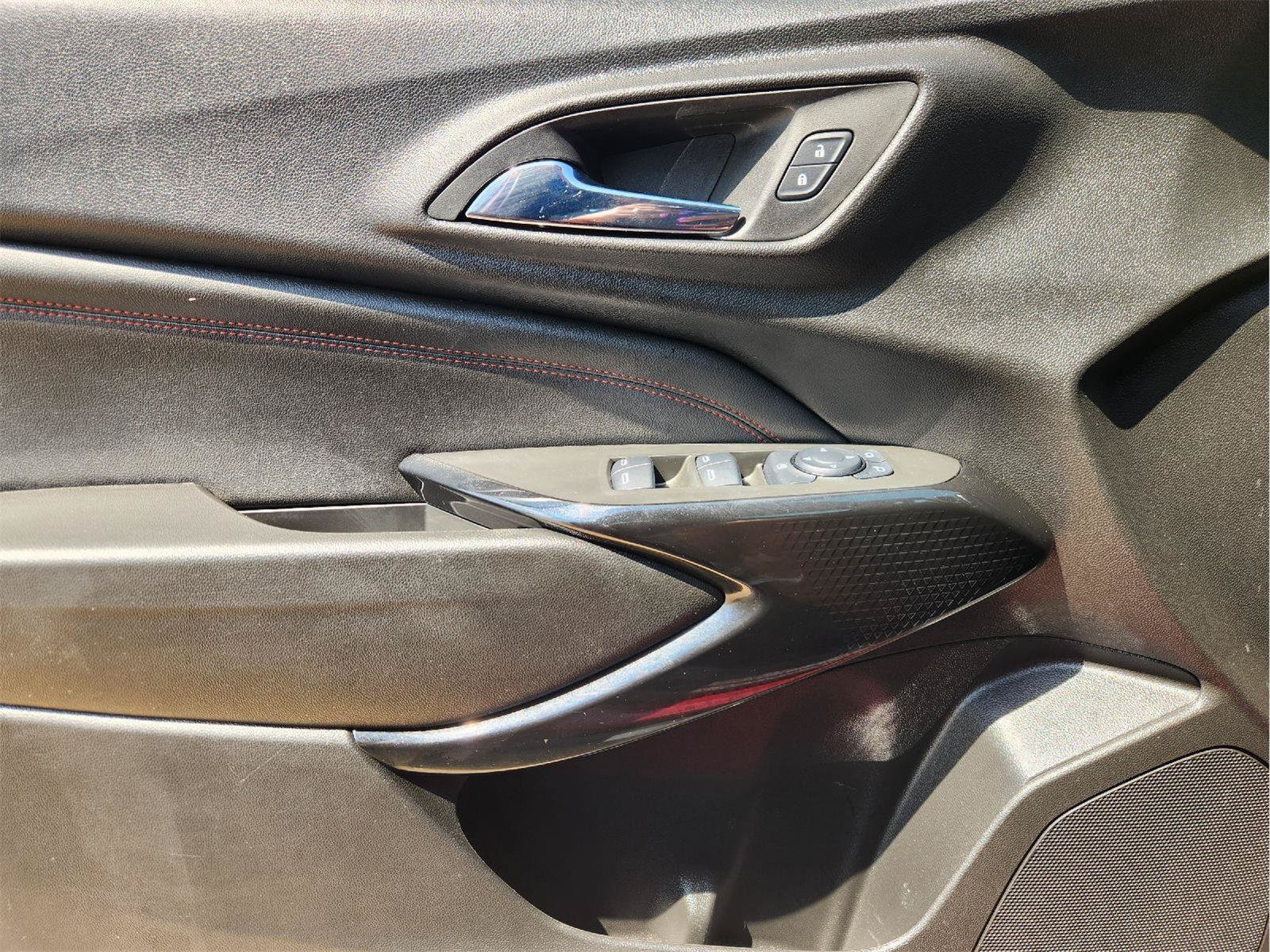 Used 2025 Chevrolet Trax RS w/ Sunroof Package FWD image 21