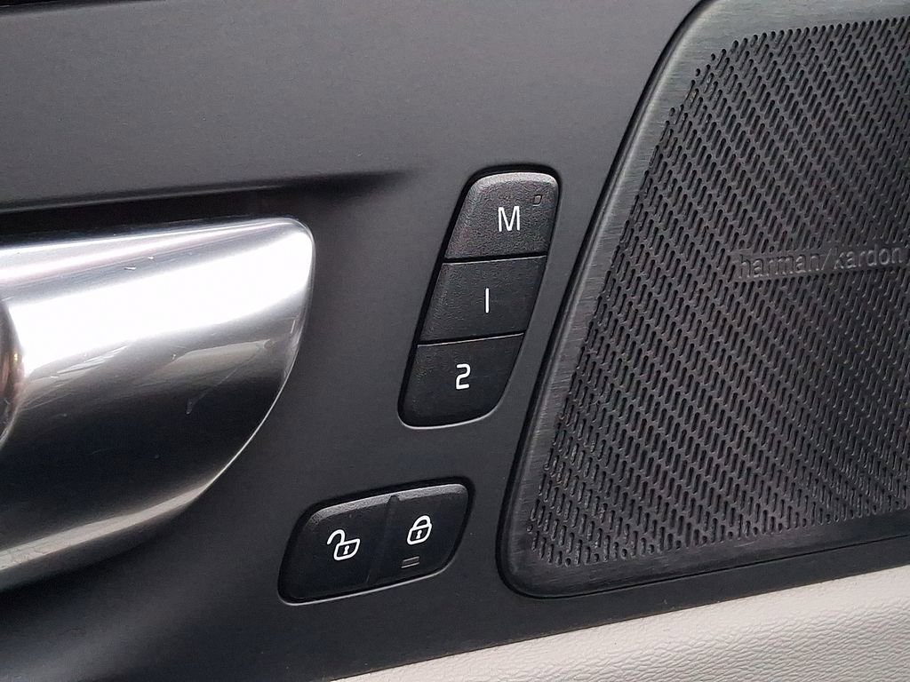 Used 2023 Volvo XC60 T8 Plus image 23