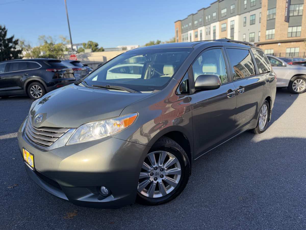 Used 2014 Toyota Sienna XLE w/ Entertainment Package AWD/4WD image 3
