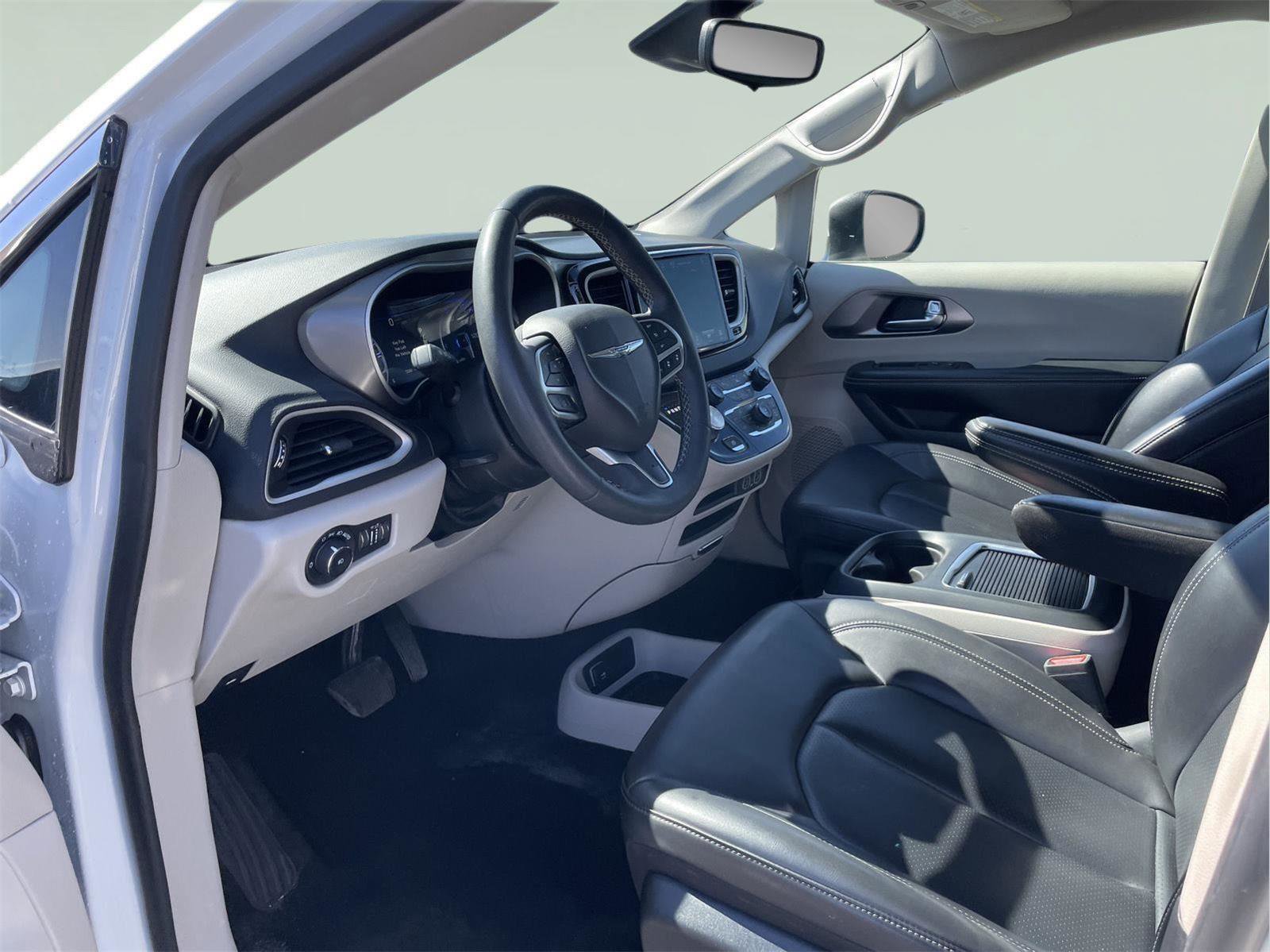 Used 2023 Chrysler Pacifica Touring-L image 14