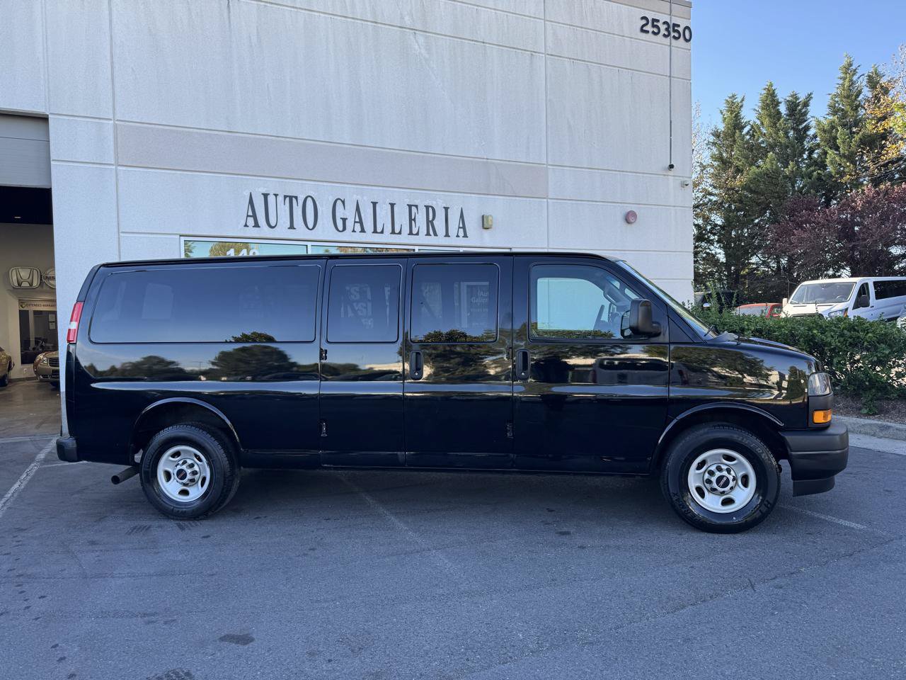 Used 2020 GMC Savana 3500 LS RWD image 2