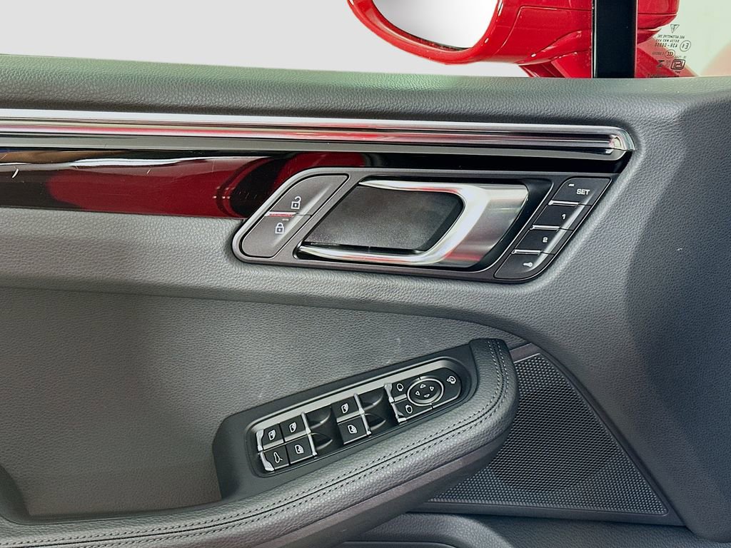 Certified 2025 Porsche Macan image 20