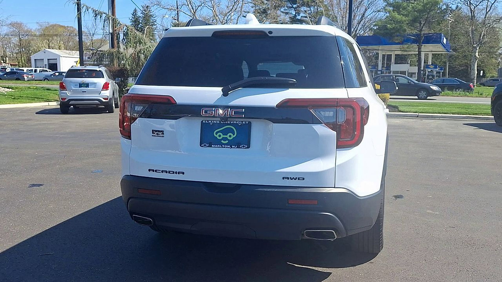 Certified 2023 GMC Acadia SLE w/ Driver Convenience Package AWD/4WD image 2