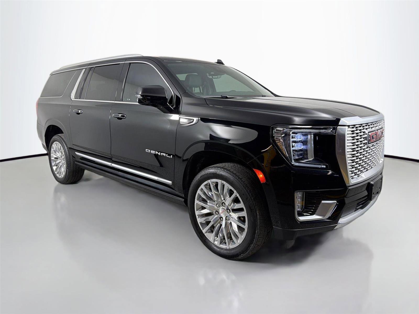 Used 2024 GMC Yukon XL Denali w/ Advanced Technology Package AWD/4WD image 4