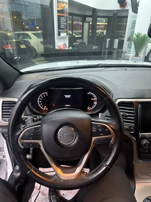 Used 2014 Jeep Grand Cherokee Laredo w/ 18" Wheel & 8.4" Radio Group AWD/4WD image 5
