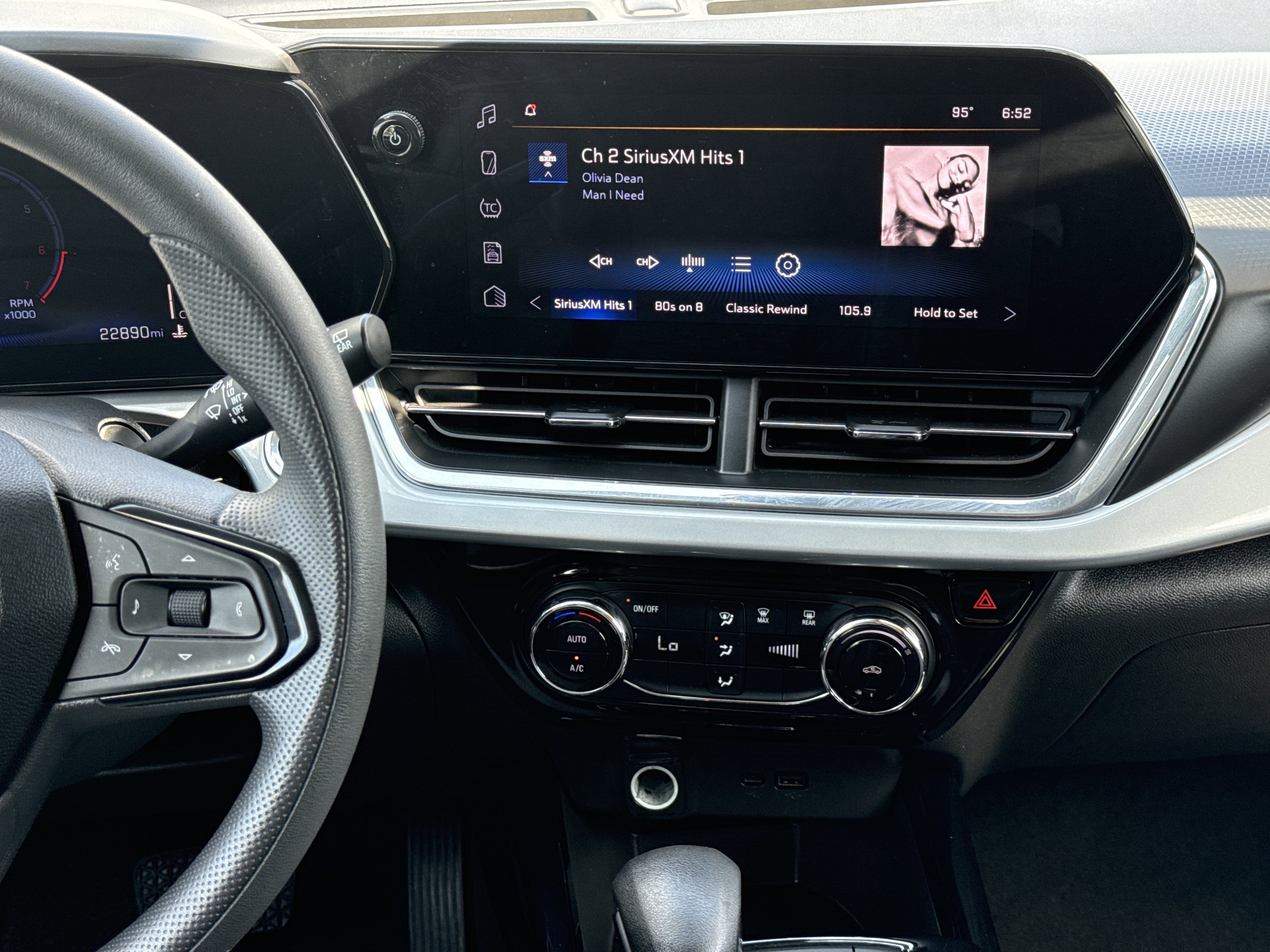 Used 2025 Chevrolet Trax LT FWD image 28