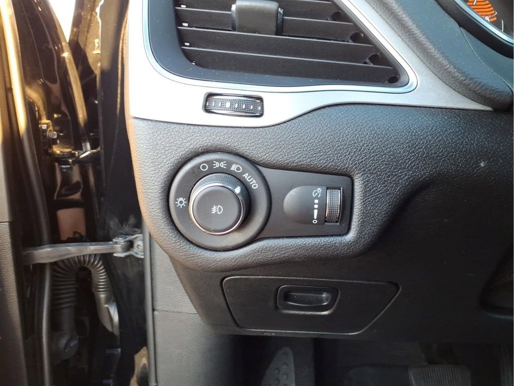 Used 2022 Jeep Cherokee Latitude w/ Sun & Sound Group image 19