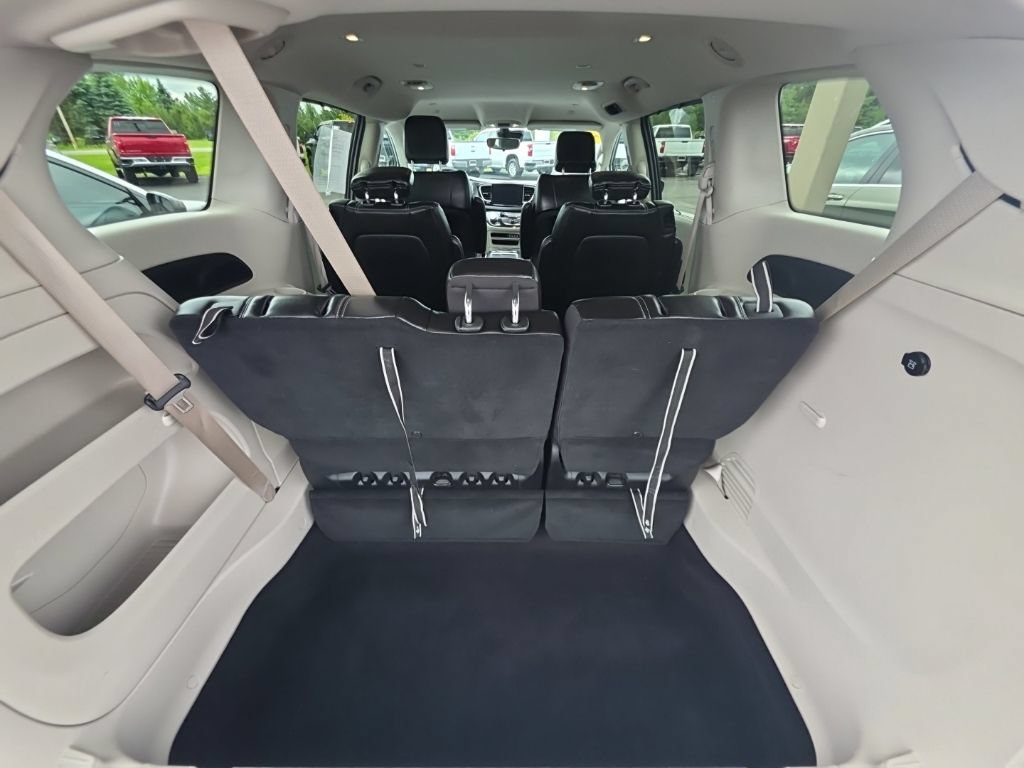 Used 2023 Chrysler Pacifica Touring-L FWD image 12