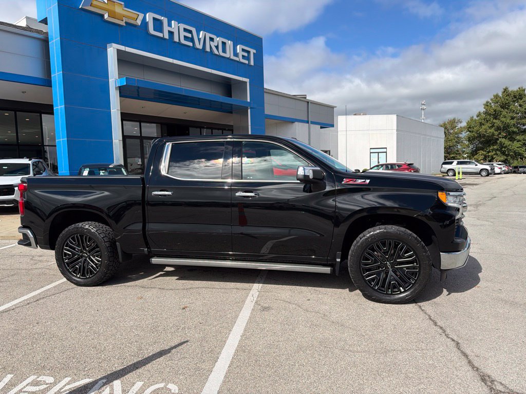 Used 2022 Chevrolet Silverado 1500 LTZ w/ LTZ Premium Package AWD/4WD image 2