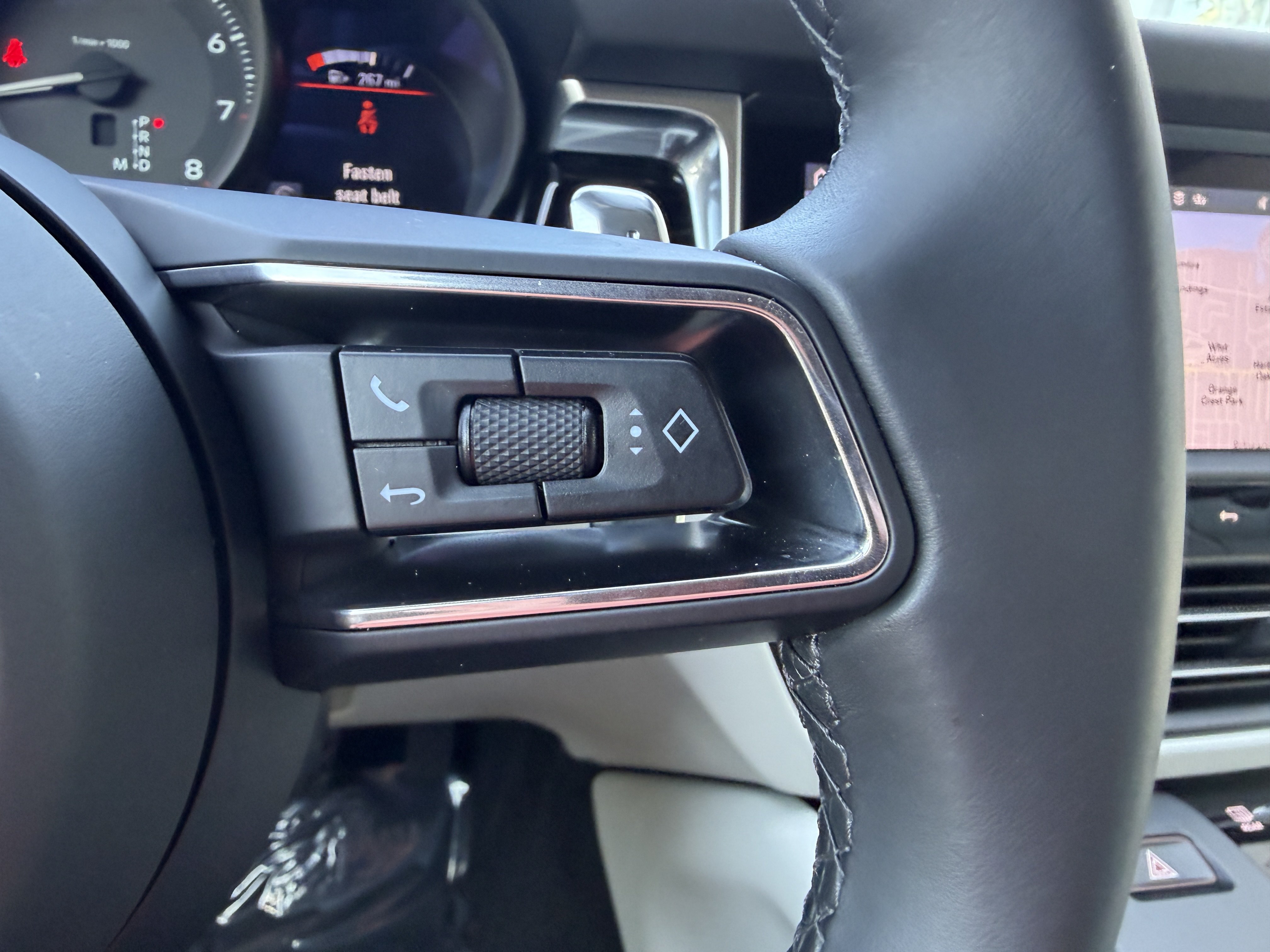 Certified 2023 Porsche Macan AWD/4WD image 8