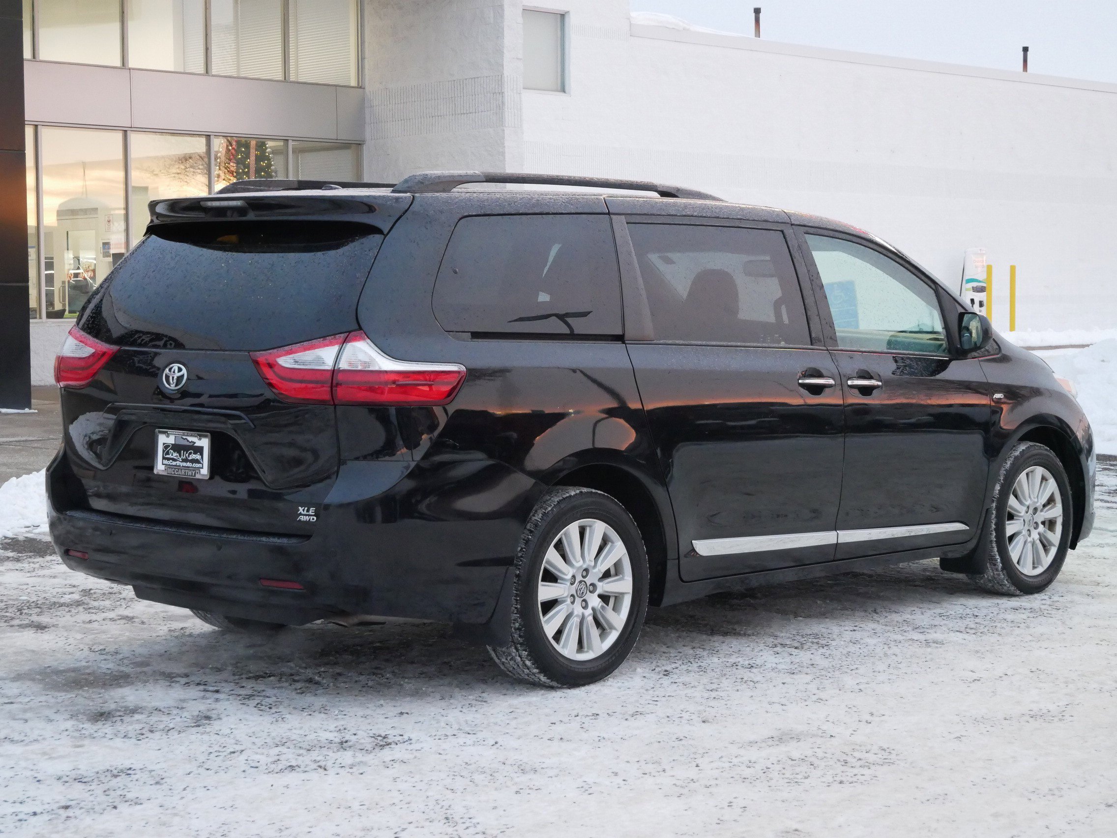 Used 2017 Toyota Sienna XLE image 3