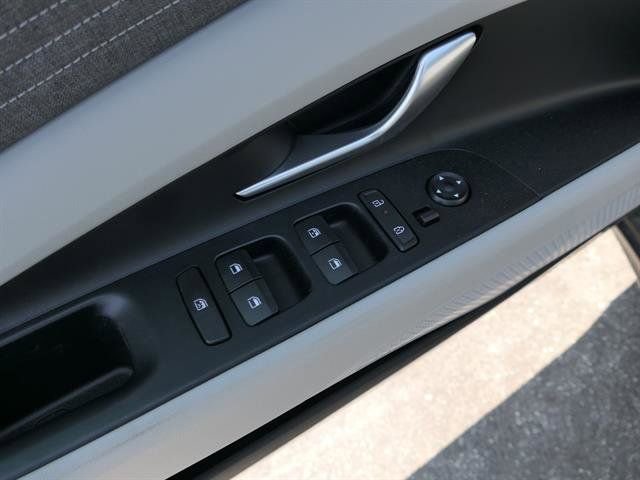 New 2025 Hyundai Elantra Limited image 13