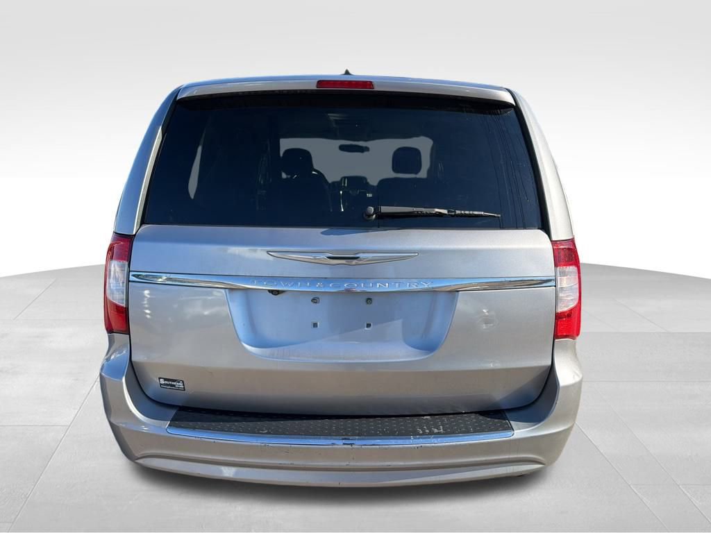 Used 2015 Chrysler Town & Country Touring image 4