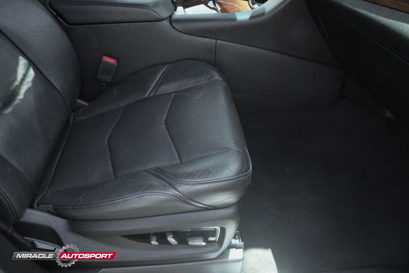 Used 2018 Cadillac Escalade ESV Premium Luxury AWD/4WD image 33