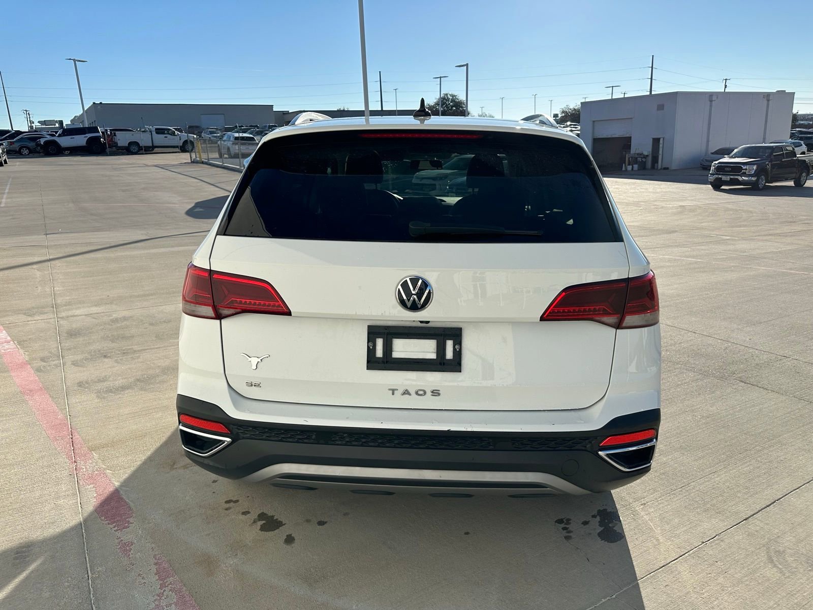 Used 2022 Volkswagen Taos SE w/ Panoramic Sunroof Package image 4