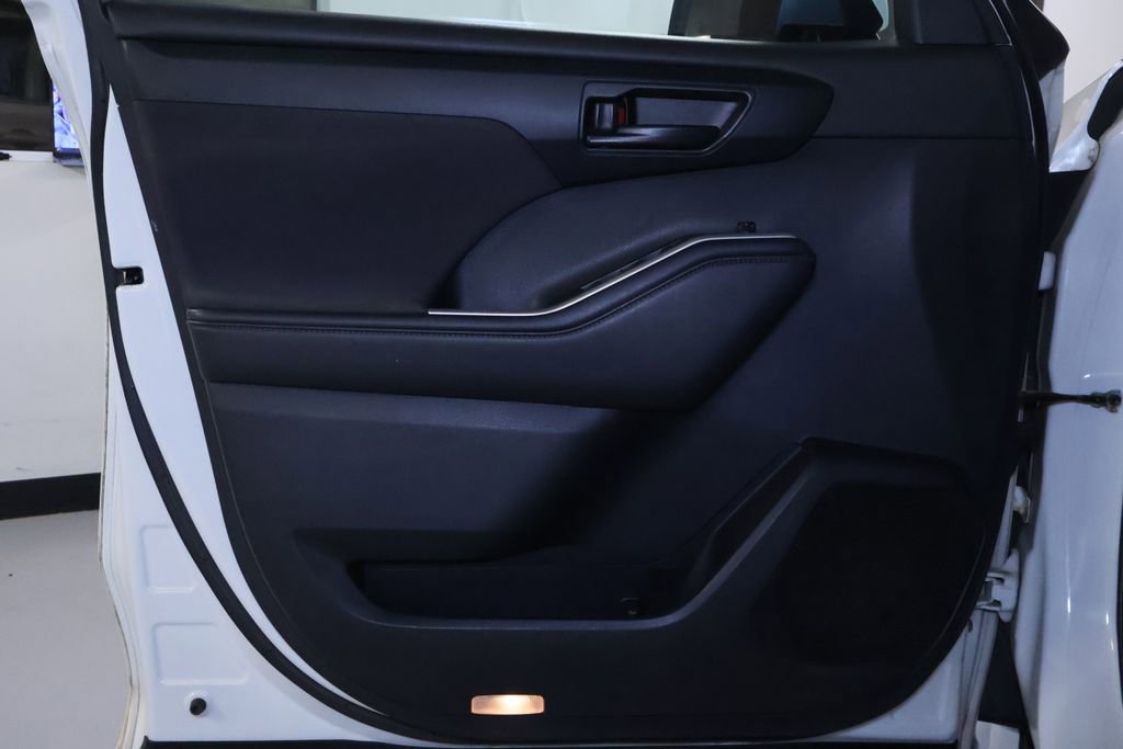 Used 2021 Toyota Highlander LE image 12