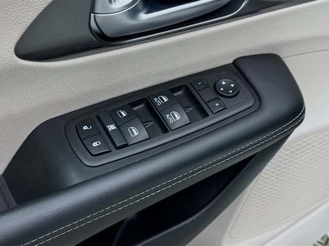 Used 2024 Chrysler Pacifica Touring-L FWD image 17