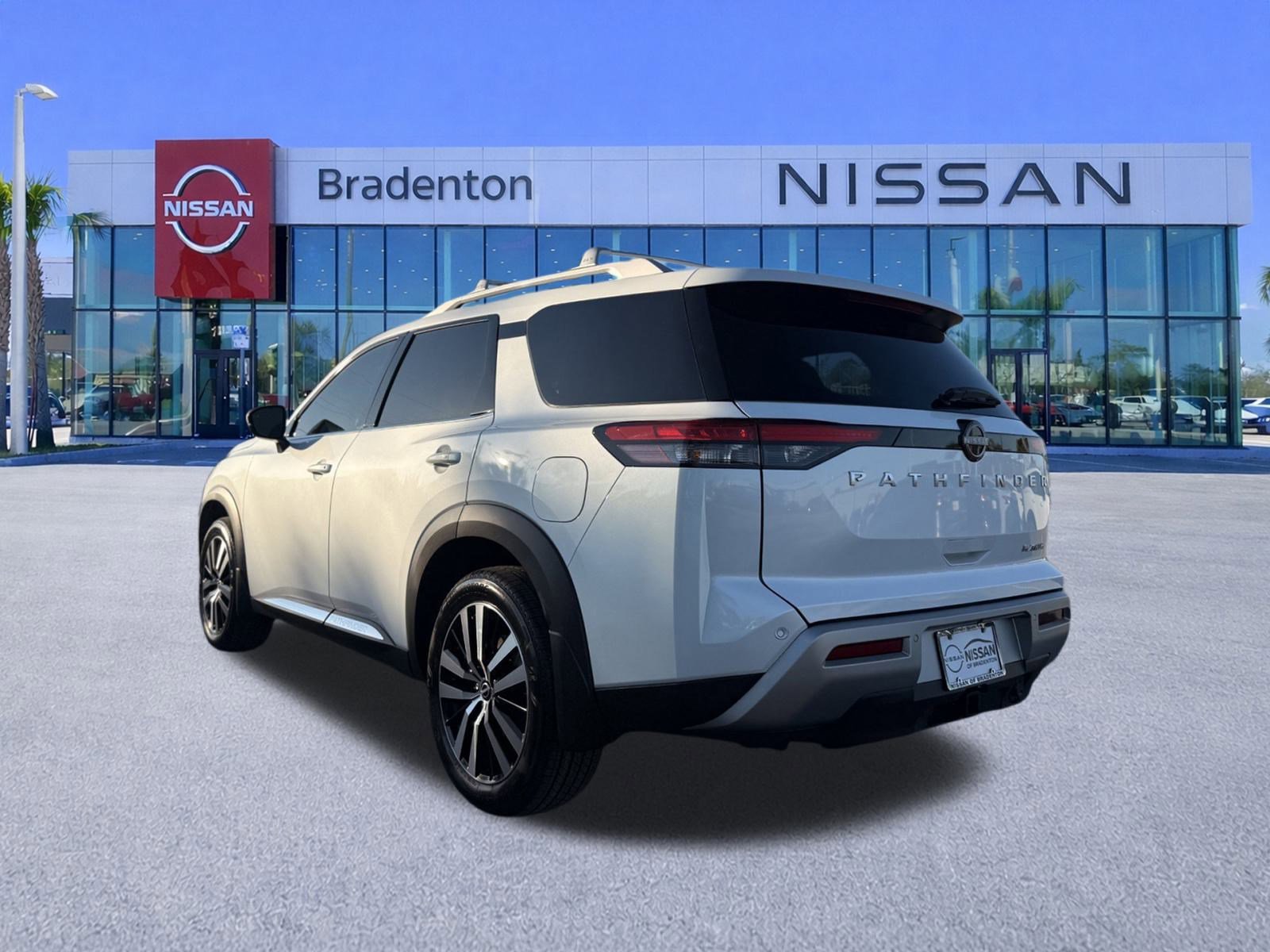 New 2025 Nissan Pathfinder Platinum image 4