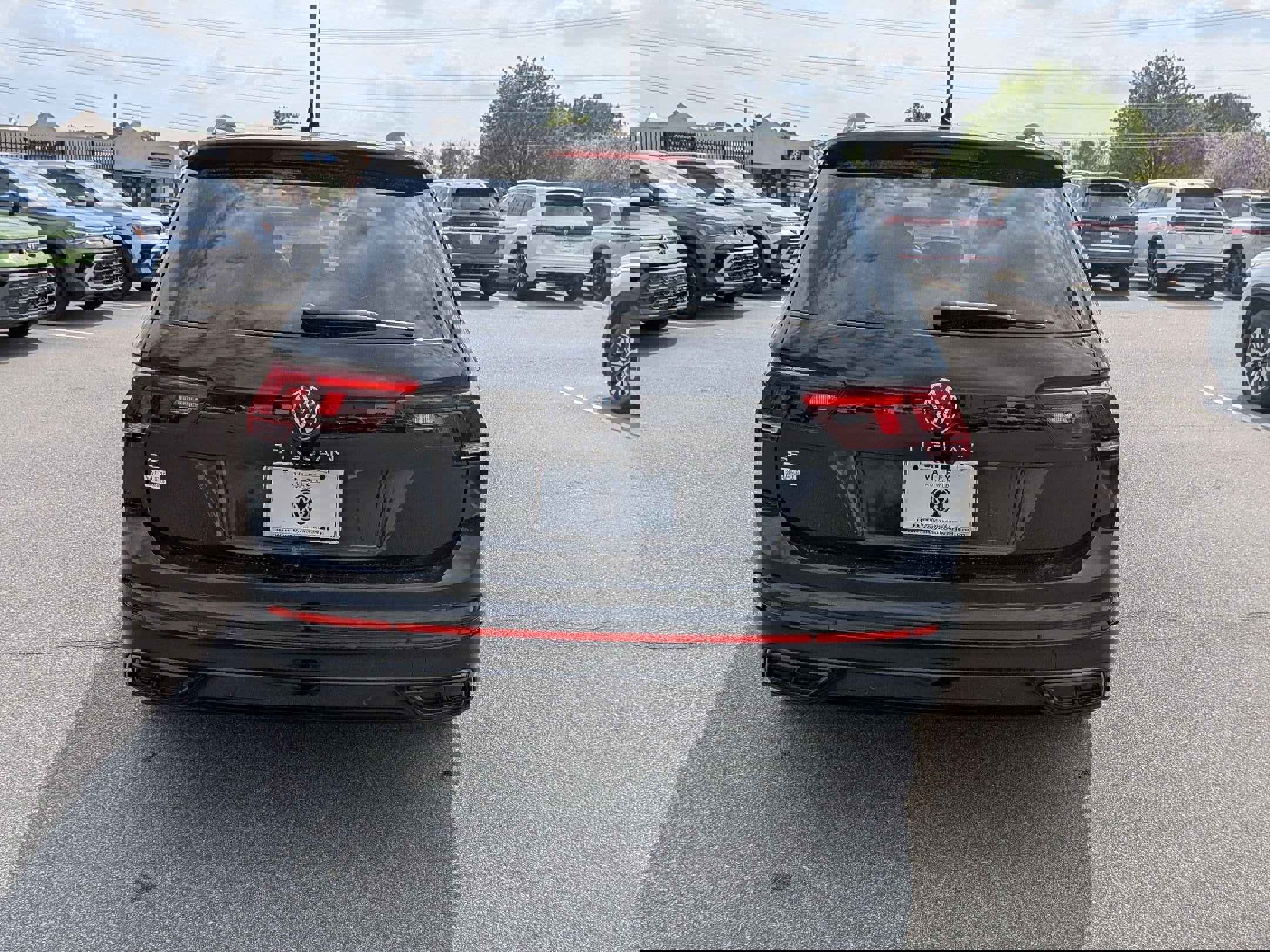 Used 2024 Volkswagen Tiguan SE R-Line image 4