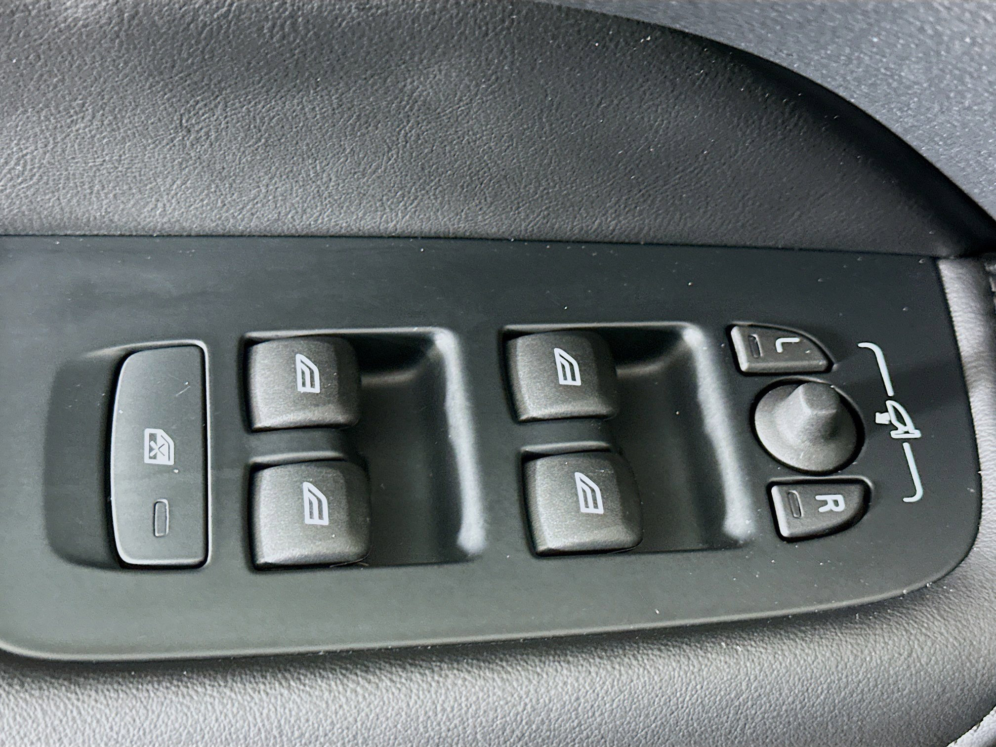 Used 2025 Volvo XC60 B5 Core image 15