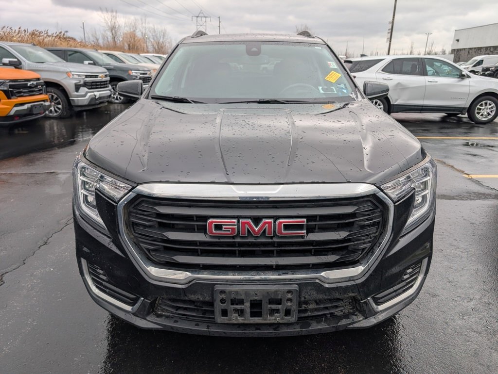 Used 2024 GMC Terrain SLE w/ Driver Convenience Package image 2