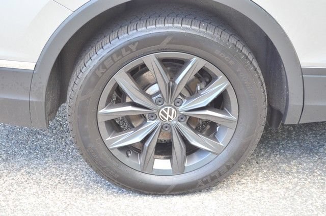 Used 2024 Volkswagen Tiguan SE AWD/4WD image 11