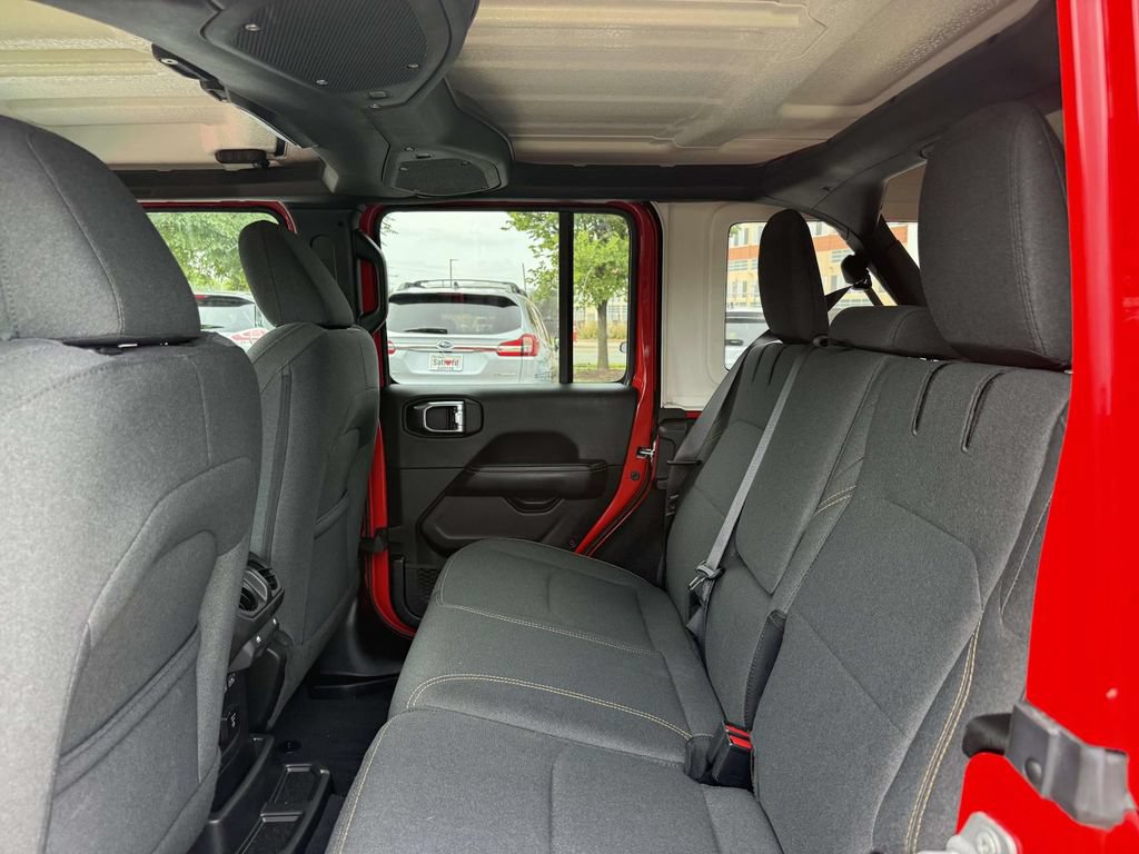 Used 2025 Jeep Wrangler Unlimited Sahara AWD/4WD image 17