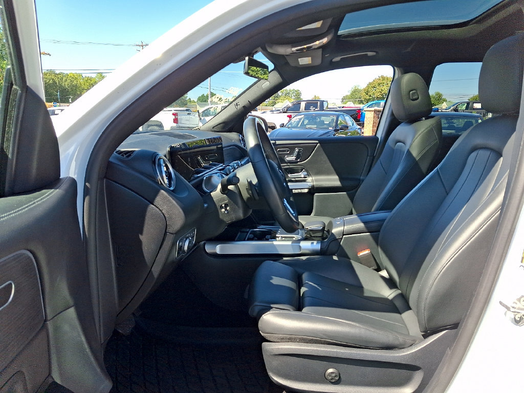Used 2023 Mercedes-Benz GLB 250 4MATIC w/ Premium Package image 13