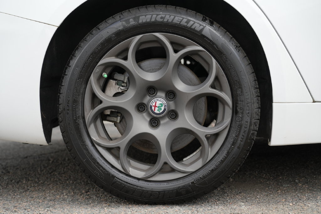 Used 2017 Alfa Romeo Giulia AWD image 9