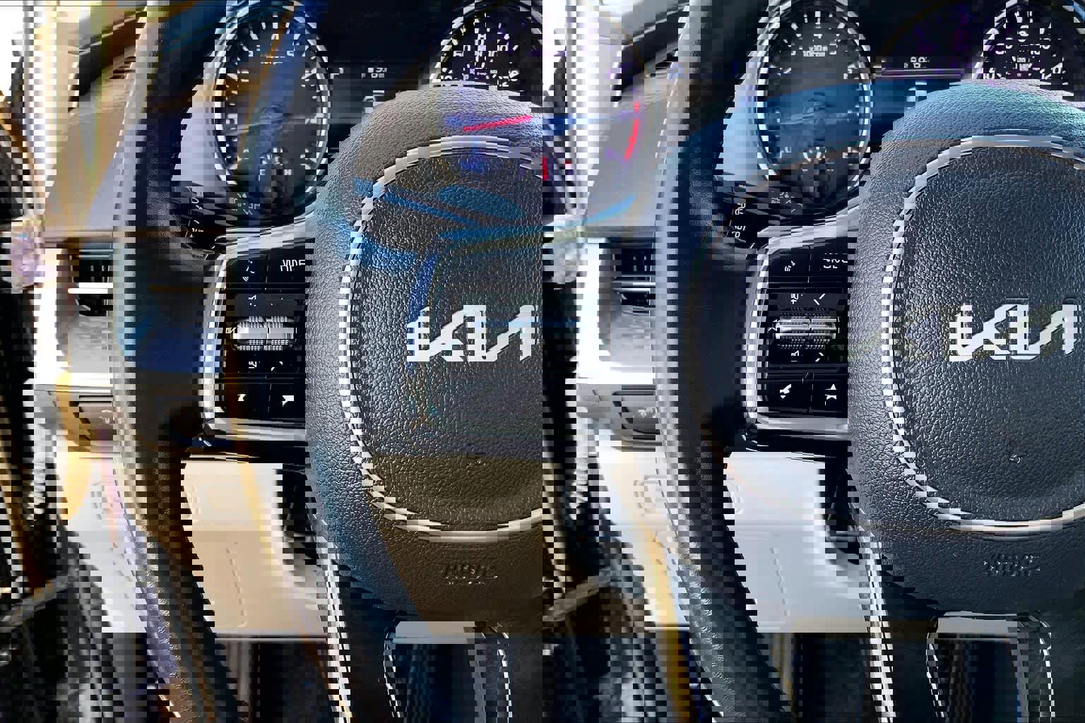 Used 2022 Kia Carnival LX image 23