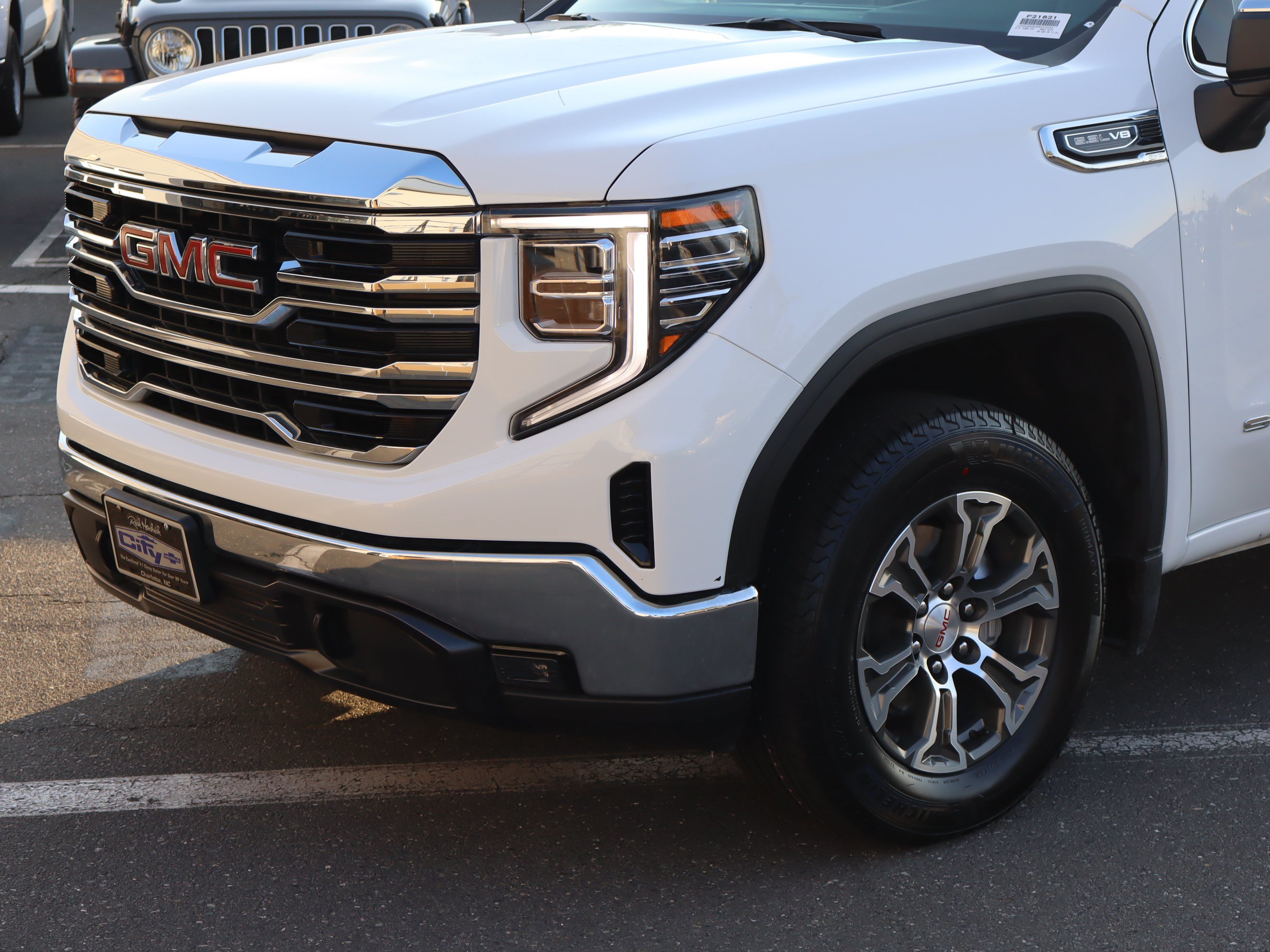 Used 2025 GMC Sierra 1500 SLT AWD/4WD image 6