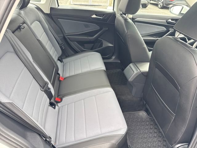 Certified 2025 Volkswagen Jetta SE w/ Sunroof Package image 33