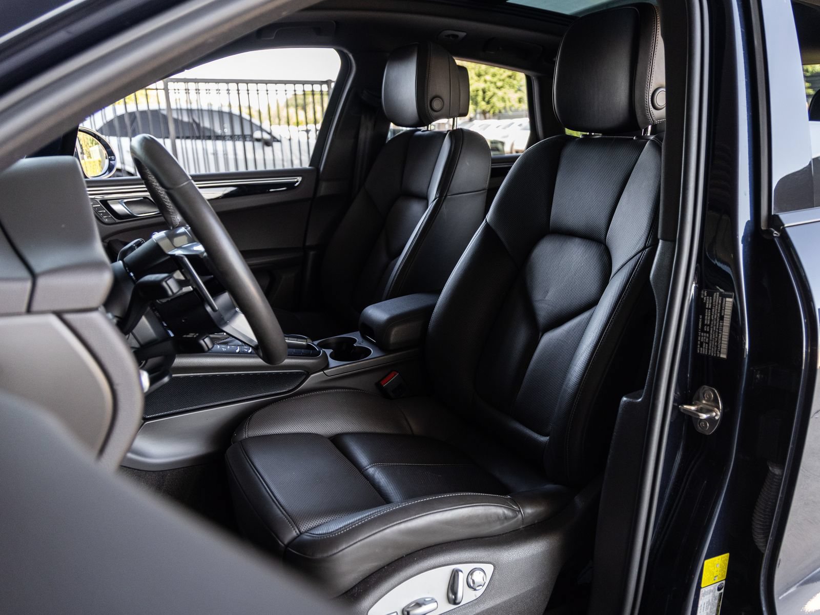 Certified 2021 Porsche Macan AWD/4WD image 5