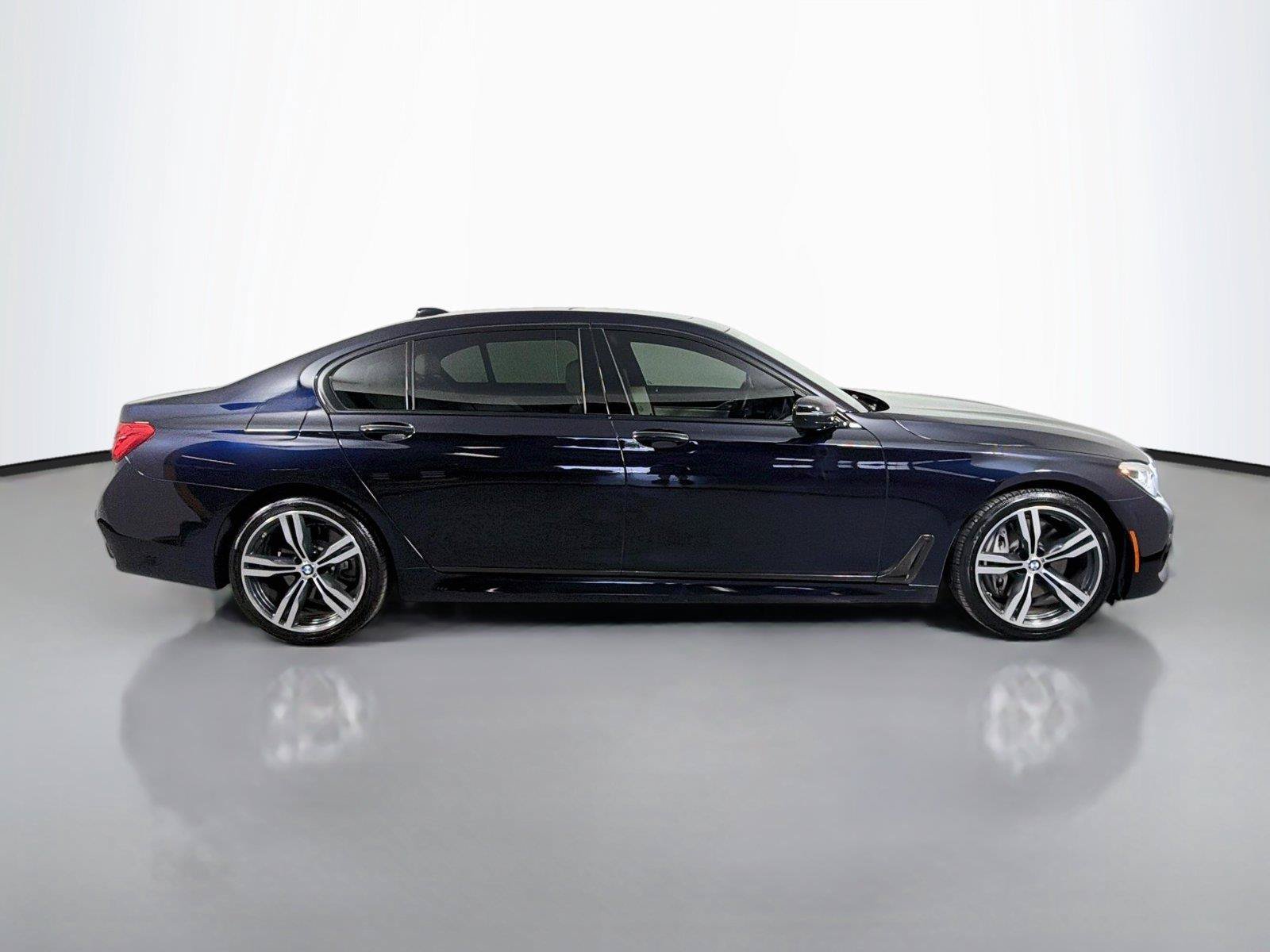 Used 2019 BMW 750i w/ M Sport Package RWD image 4