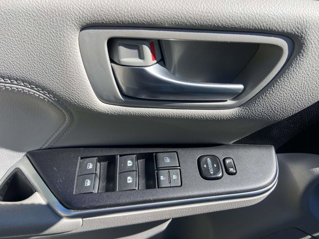 Used 2017 Toyota Camry XLE image 15