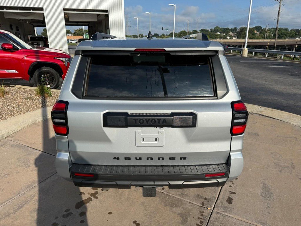 Used 2025 Toyota 4Runner SR5 AWD/4WD image 9