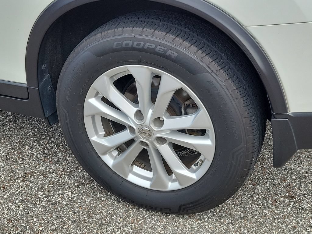 Used 2015 Nissan Rogue SV w/ SV Premium Package FWD image 5