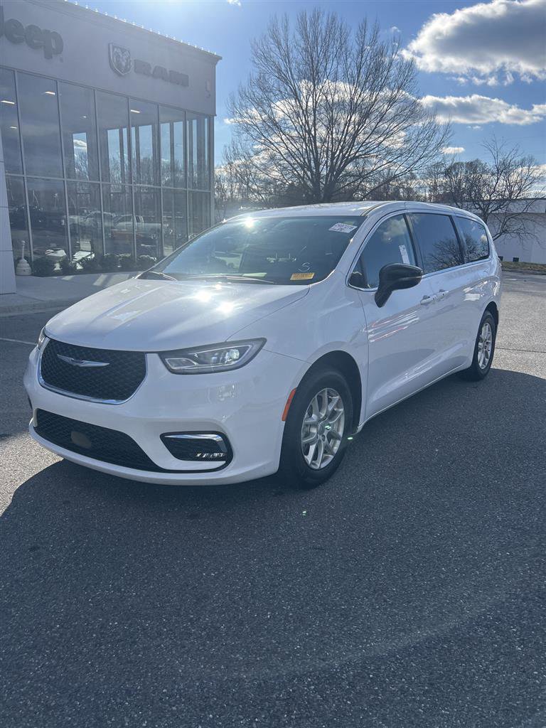 Used 2024 Chrysler Pacifica Touring-L image 2