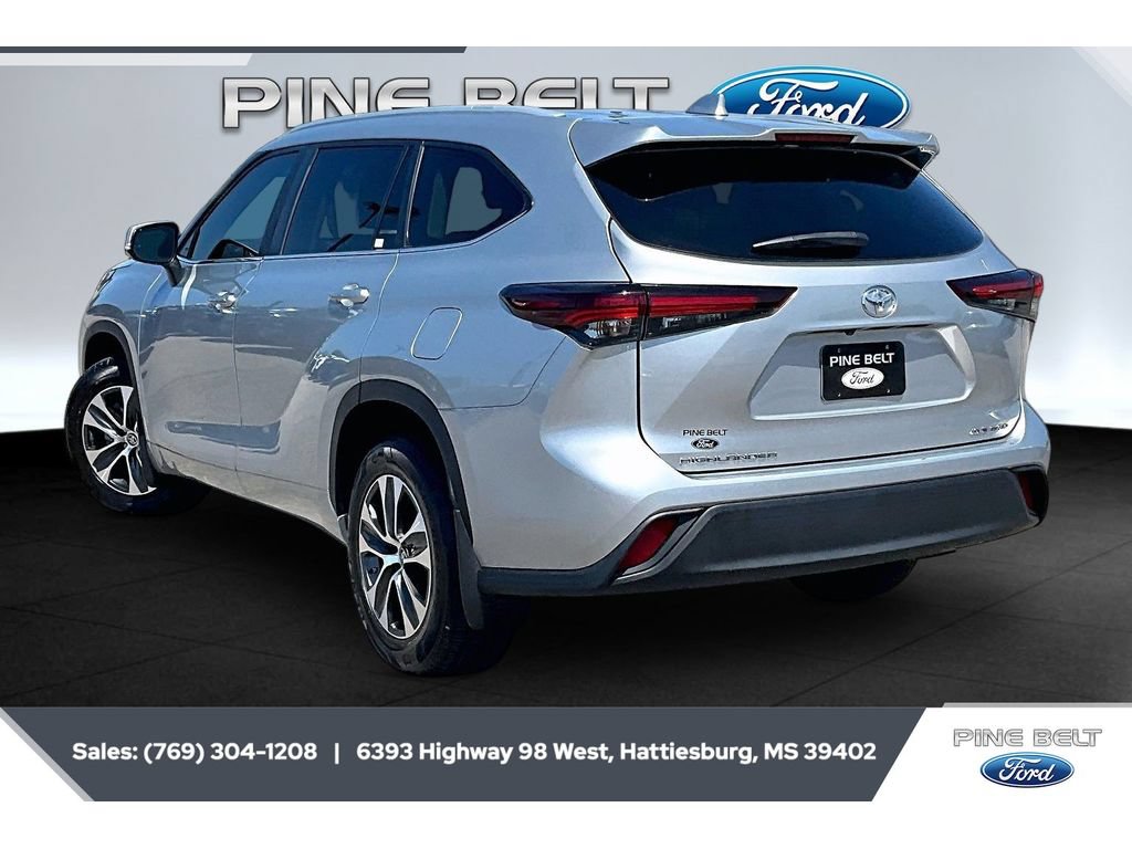 Used 2024 Toyota Highlander XLE AWD/4WD image 2