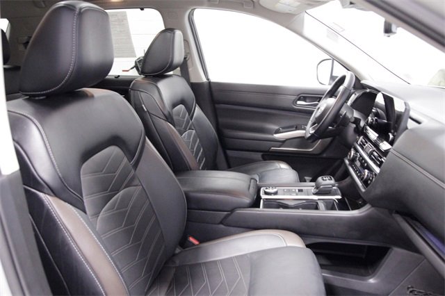 Used 2023 Nissan Pathfinder Platinum image 13