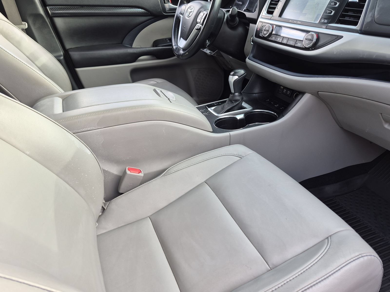 Used 2017 Toyota Highlander XLE AWD/4WD image 19