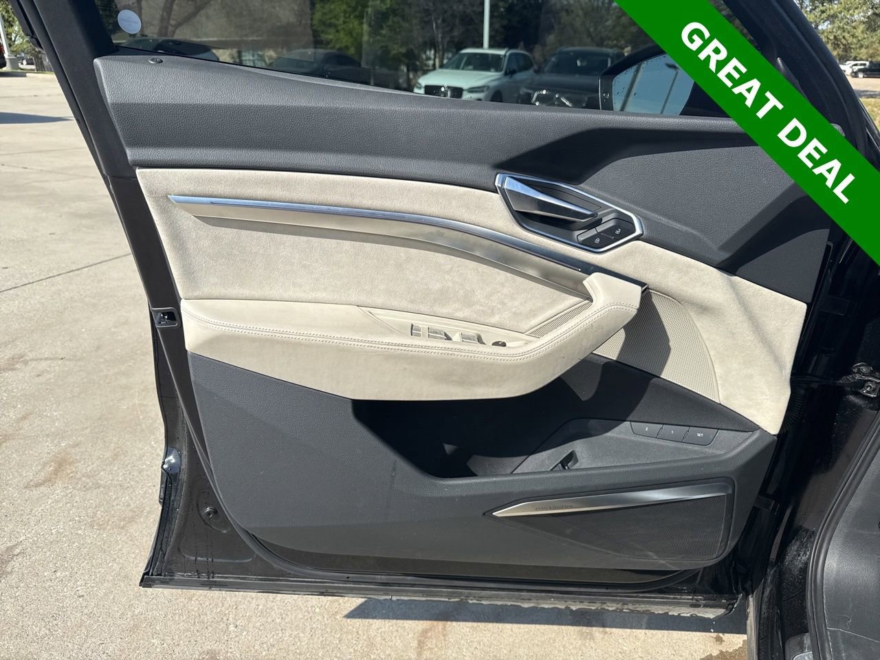 Used 2019 Audi e-tron Prestige w/ Prestige Package image 16