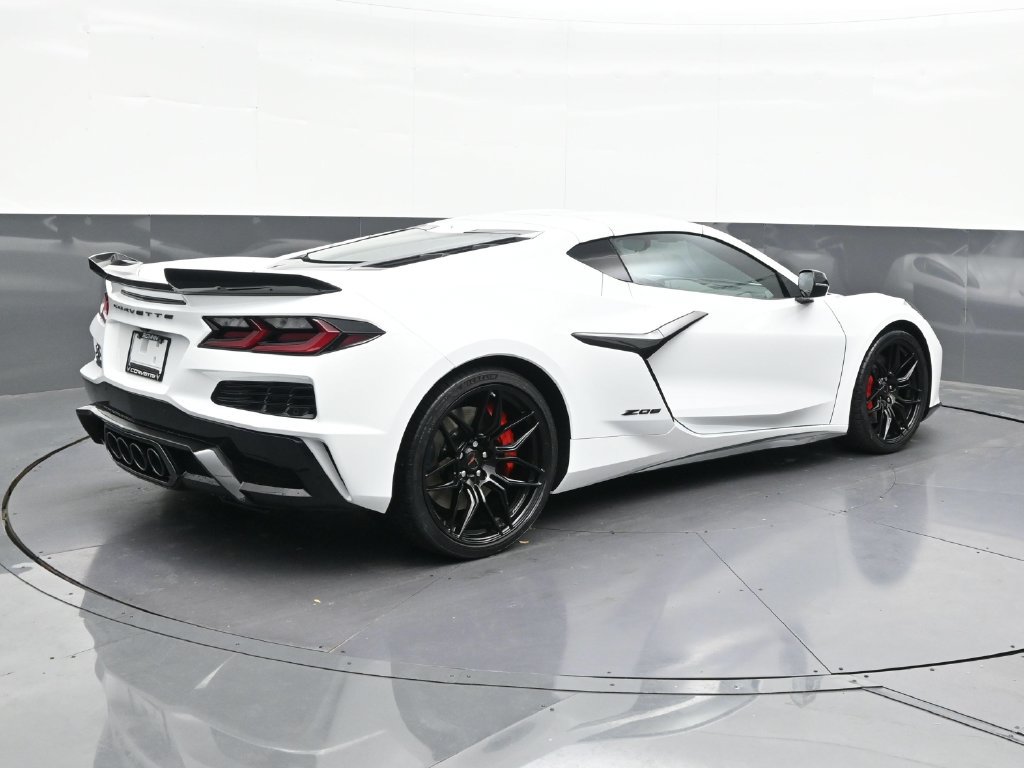 Used 2027 Chevrolet Corvette Z06 RWD image 5