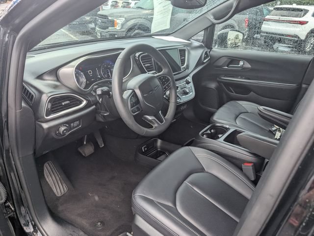 Used 2025 Chrysler Pacifica Select FWD image 10
